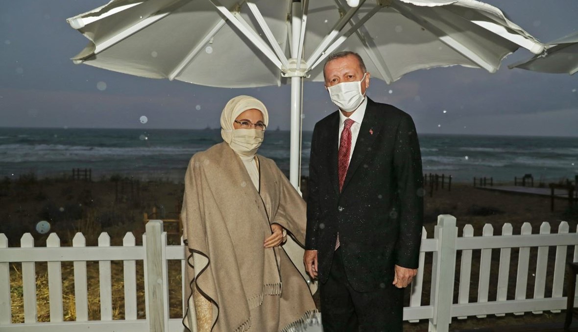 إردوغان وزوجته أمينة خلال وجودهما عند شاطئ فاروشا في شمال جزيرة قبرص (15 ت2 2020، أ ف ب).