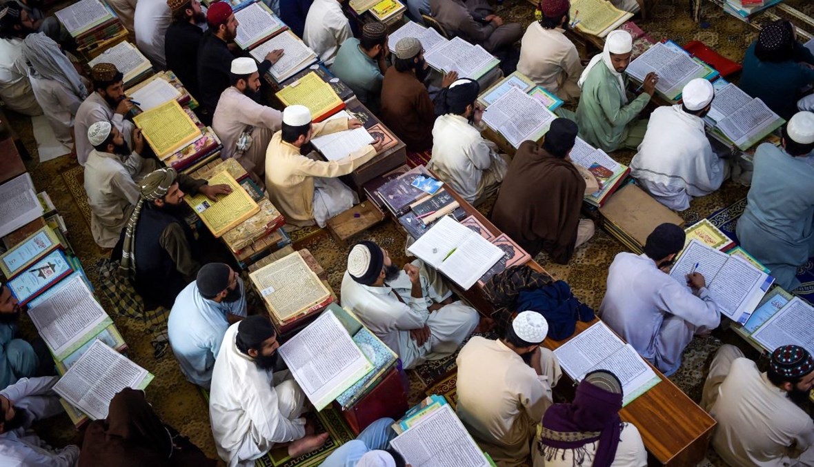 طلاب حوزة إسلامية يحضرون الصف في مدرسة دار العلوم حقانيا في أكورا خطاك (19 ت1 2020، أ ف ب). 