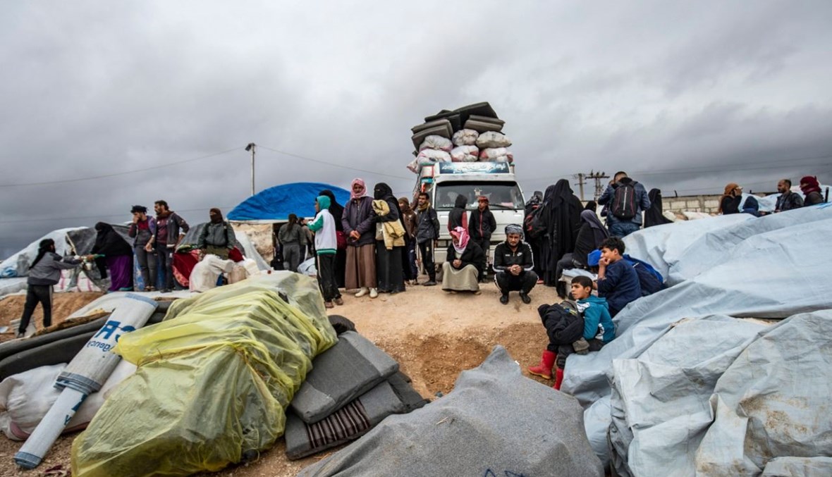 سوريون وضبوا مقتنياتهم استعدادا لمغادرة مخيم الهول في محافظة الحسكة شمال شرق سوريا (16 ت2 2020، أ ف ب). 