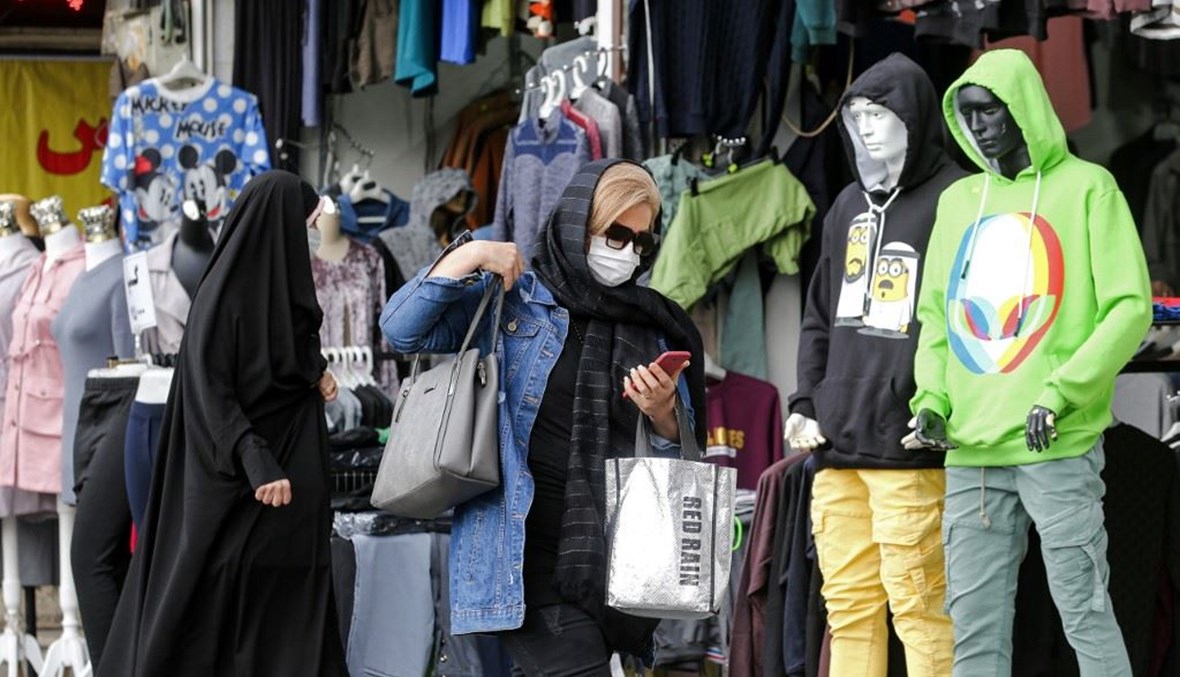 امرأة تستطلع هاتفها الخليوي في أحد شوارع طهران في 8 تشرين الثاني.(أ ف ب)
