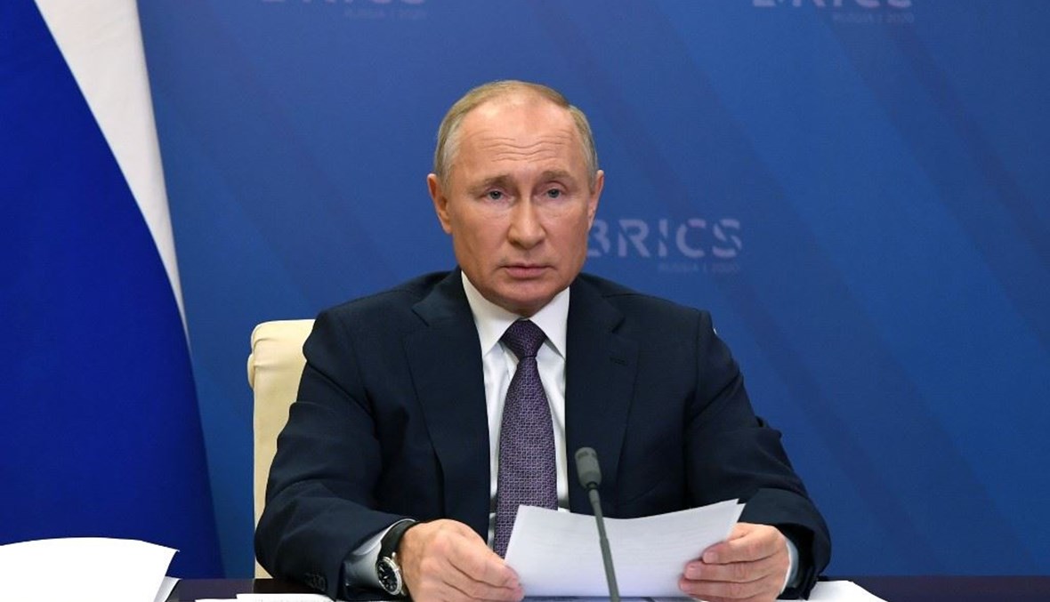 الرئيس الروسي فلاديمير بوتين يتحدث امام قمة مجموعة "بريكس" عبر تقنية الفيديو من المقر الرئاسي قرب موسكو أمس.(أ ف ب)