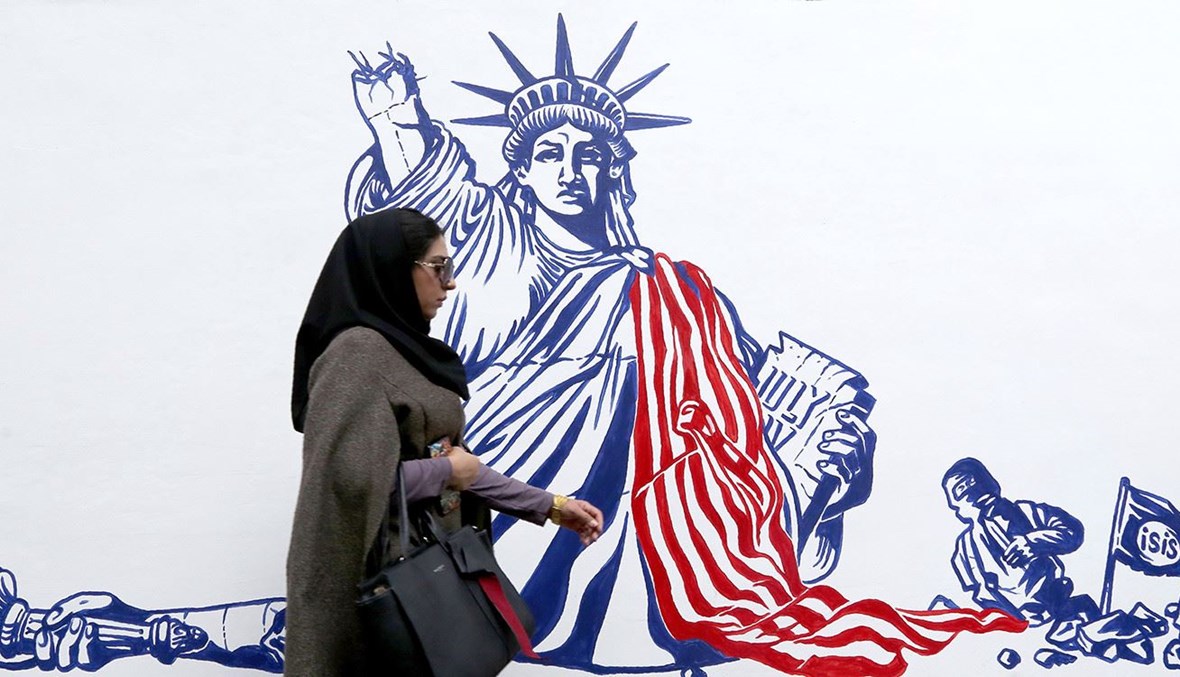 جدارية مندّدة بسياسات الولايات المتحدة، في طهران (أ ف ب).