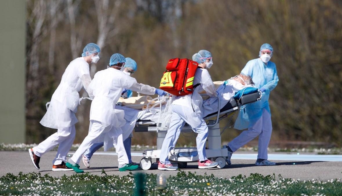 نقل مصاب بفيروس كورونا من أحد المستشفيات المدنية في فرنسا، 23 آذار 2020 - "أ ب"