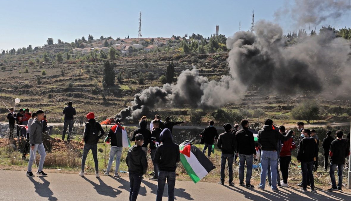 فلسطينيون يتظاهرون بالقرب من مستوطنة بساغوت الإسرائيلية احتجاجا على زيارة بومبيو لها (18 ت2 2020، أ ف ب).