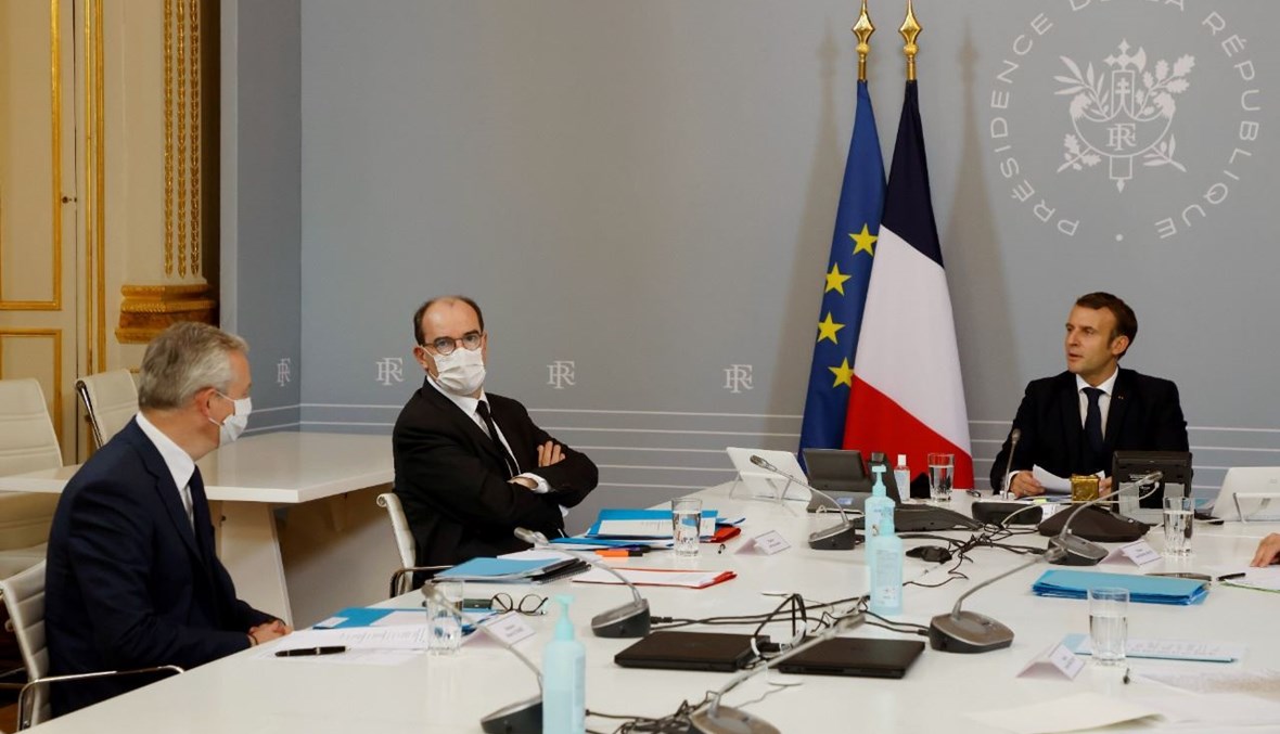 ماكرون خلال اجتماع افتراضي مع ممثلي الرياضة في قصر الإليزيه في باريس. وبدا كاستكس ولومير (17 ت2 2020، أ ف ب).