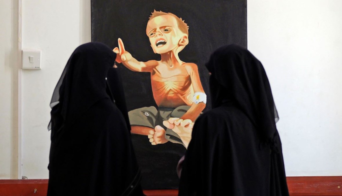 زوار لمعرض الفنانة اليمنية بشرى الحبوب في صنعاء (17 ت2 2020، أ ف ب).
