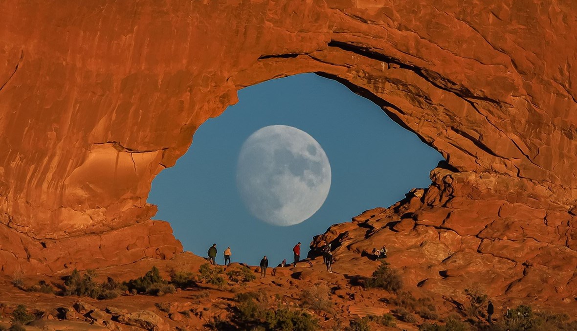  قمر وقوس صخري يجتمعان في صورة واحدة والنتيجة عين عملاقة (صور) 