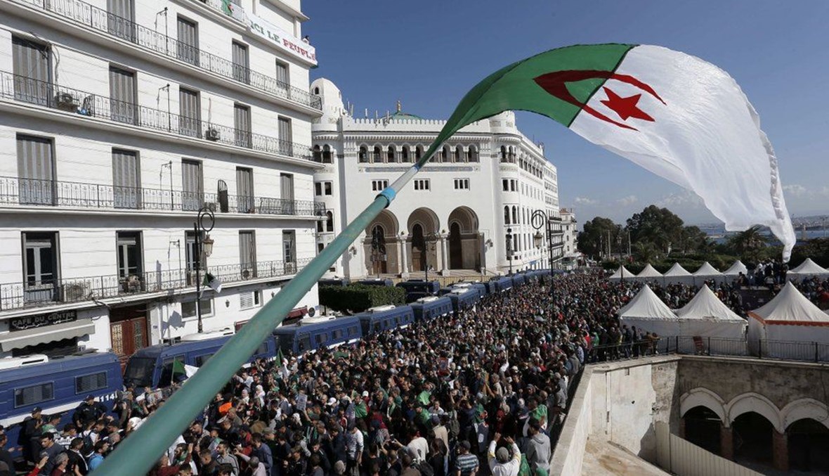 جزائريون يتظاهرون في العاصمة الجزائر احتجاجا على الحكومة (1 ت2 2019، أ ب). 