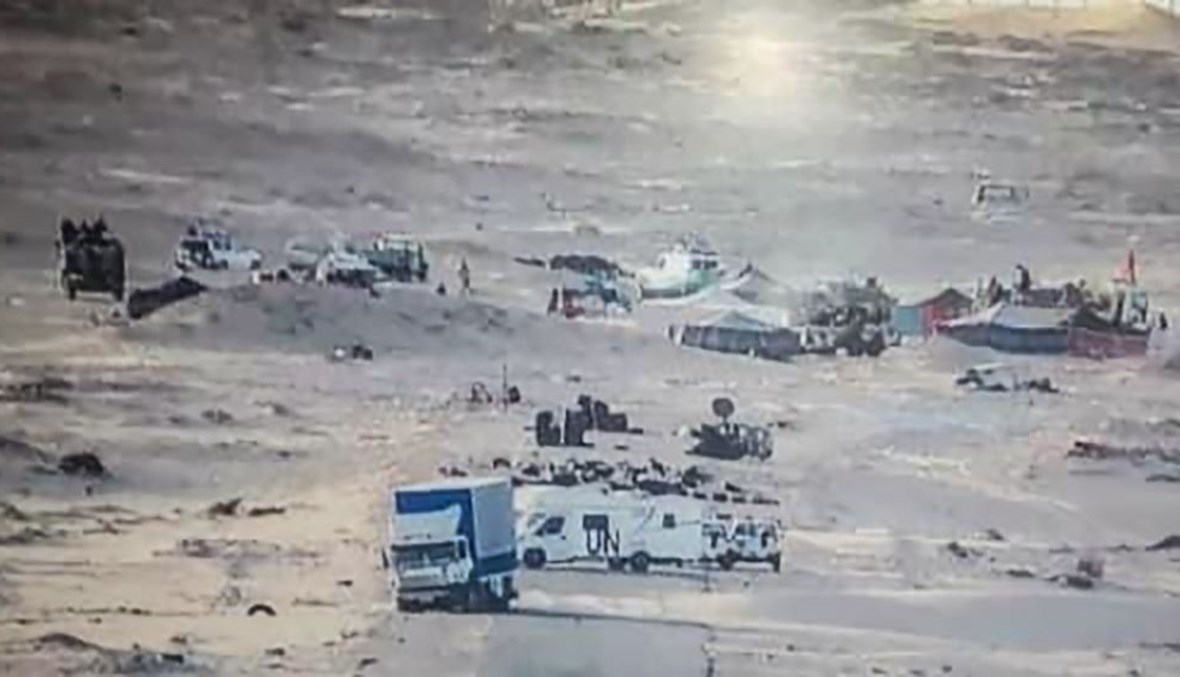 صورة وزعها الجيش الملكي المغربي وتظهر خياما تستخدمها جبهة البوليساريو مشتعلة في كركرات في الصحراء الغربية (13 ت2 2020، أ ف ب). 
