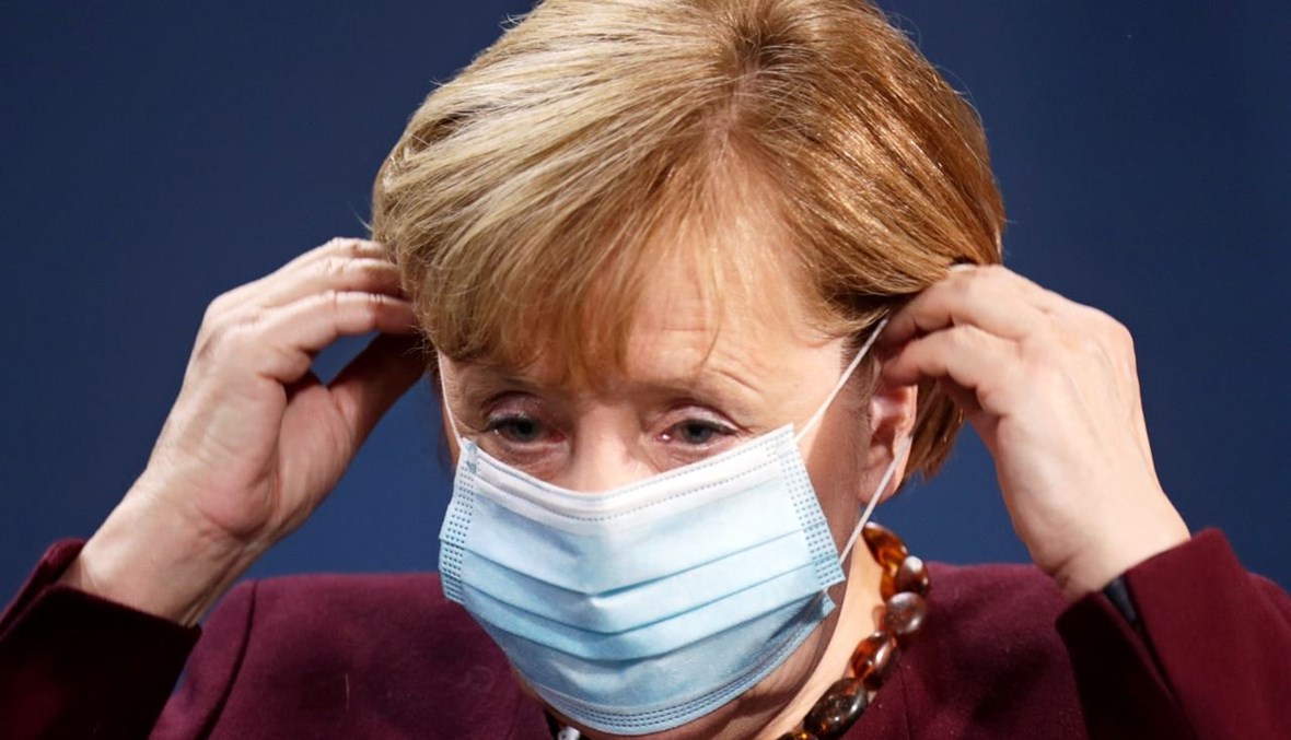 ميركل تضع كمامة على وجهها في ختام مؤتمر صحافي عقدته في برلين بعد مشاركتها في قمة مجموعة العشرين (22 ت2 2020، أ ف ب). 