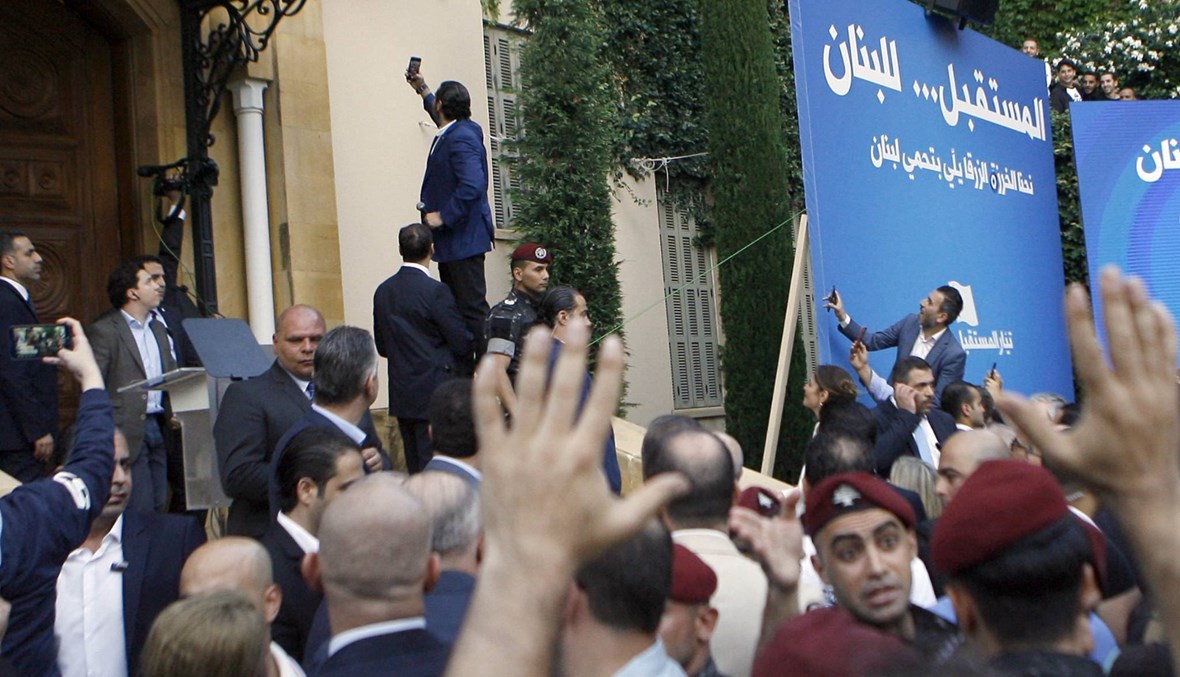 الحريري في استقبال عدد من المناصرين (أرشيفية).