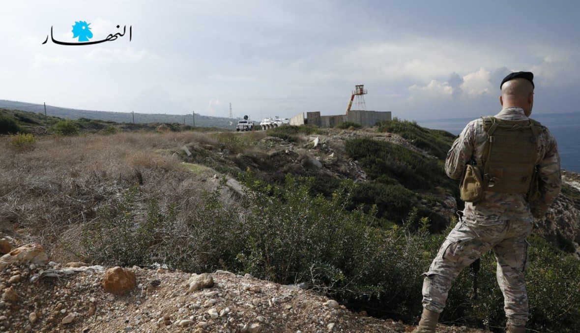 جندي لبناني يراقب الحدود خلال المفاوضات (تصوير مارك فياض).