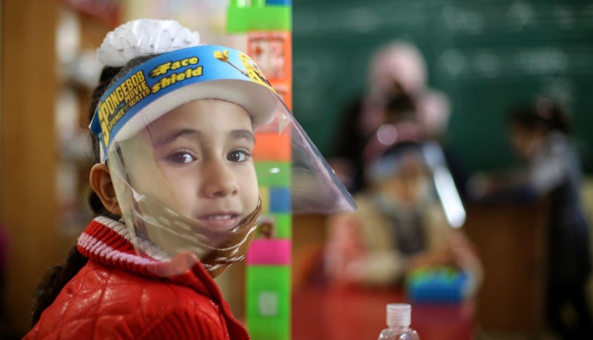 طفلة فلسطينية في الصف في مدرسة بغزة (23 ت2 2020، أ ف ب). 