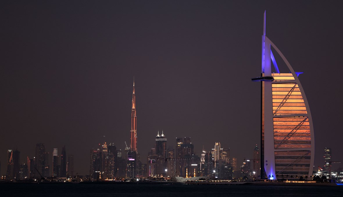 برج العرب وبرج خليفة في دبي (تعبيرية - أ ف ب).