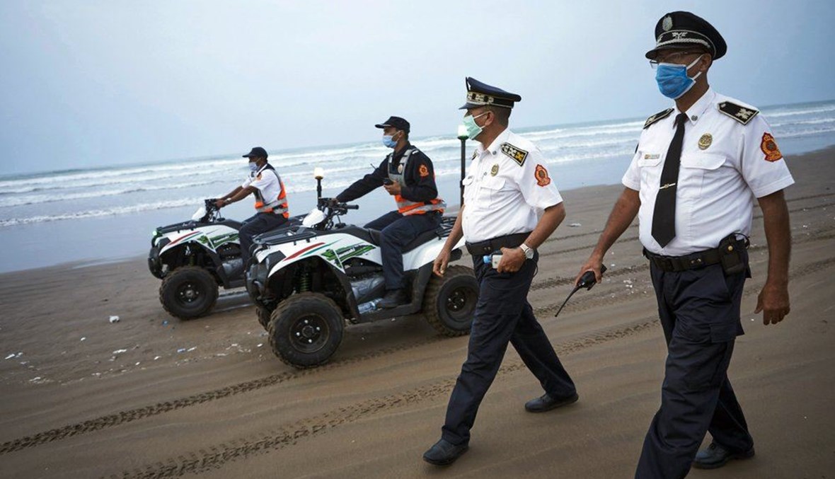 شرطيون مغاربة خلال دورية على شاطئ عين دياب في الدار البيضاء (23 ايلول 2020، أ ب). 