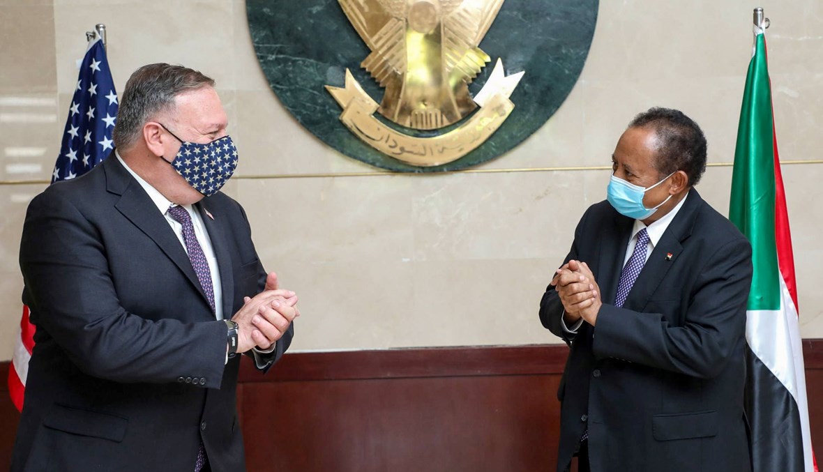 وزير الخارجية الأميركي مايك بومبيو يلتقي رئيس الوزراء السوداني عبد الله حمدوك في الخرطوم في آب الماضي (أ ف ب).