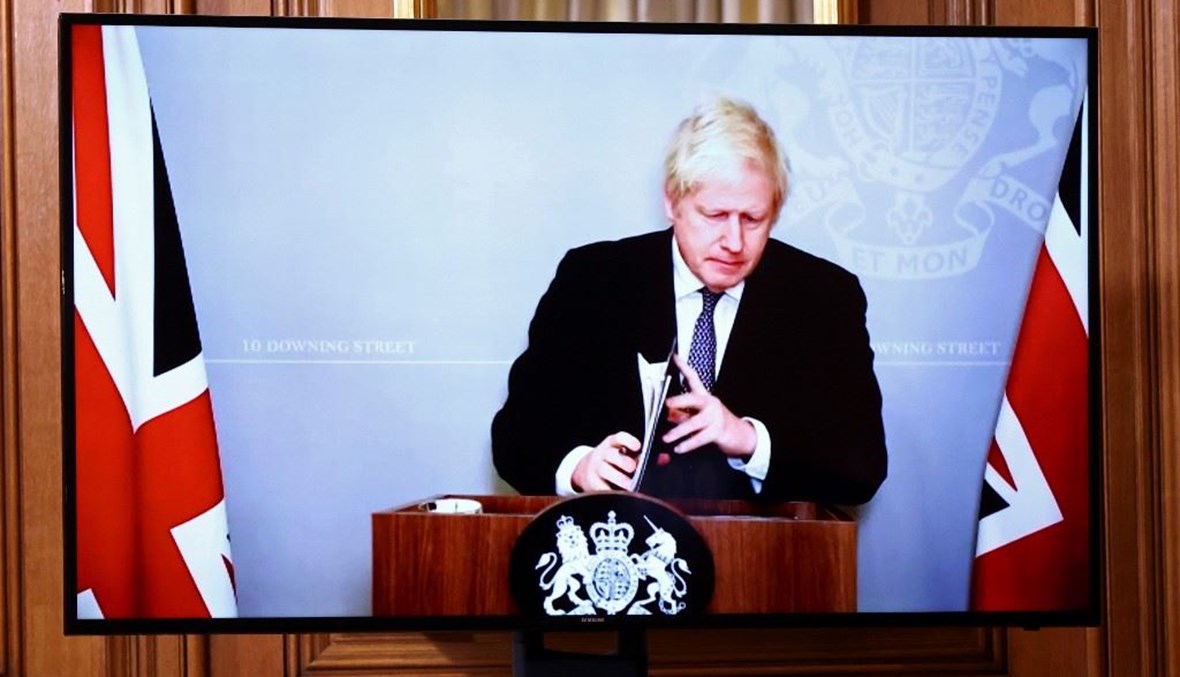 رئيس الوزراء البريطاني بوريس جونسون يتحدث في مؤتمر صحافي افتراضي الاثنين نتيجة حجر نفسه خوفاً الإصابة بكورونا.    (أف ب)