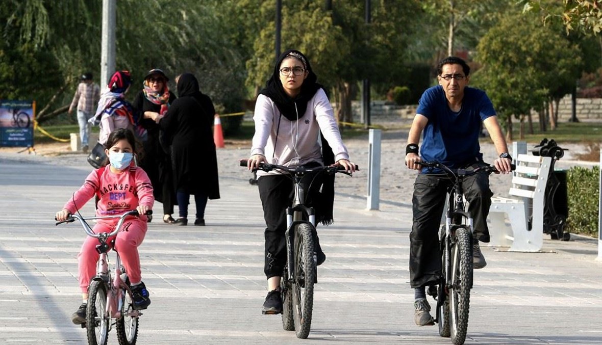 إيرانيون على دراجات نارية في طهران.   (أ ف ب)