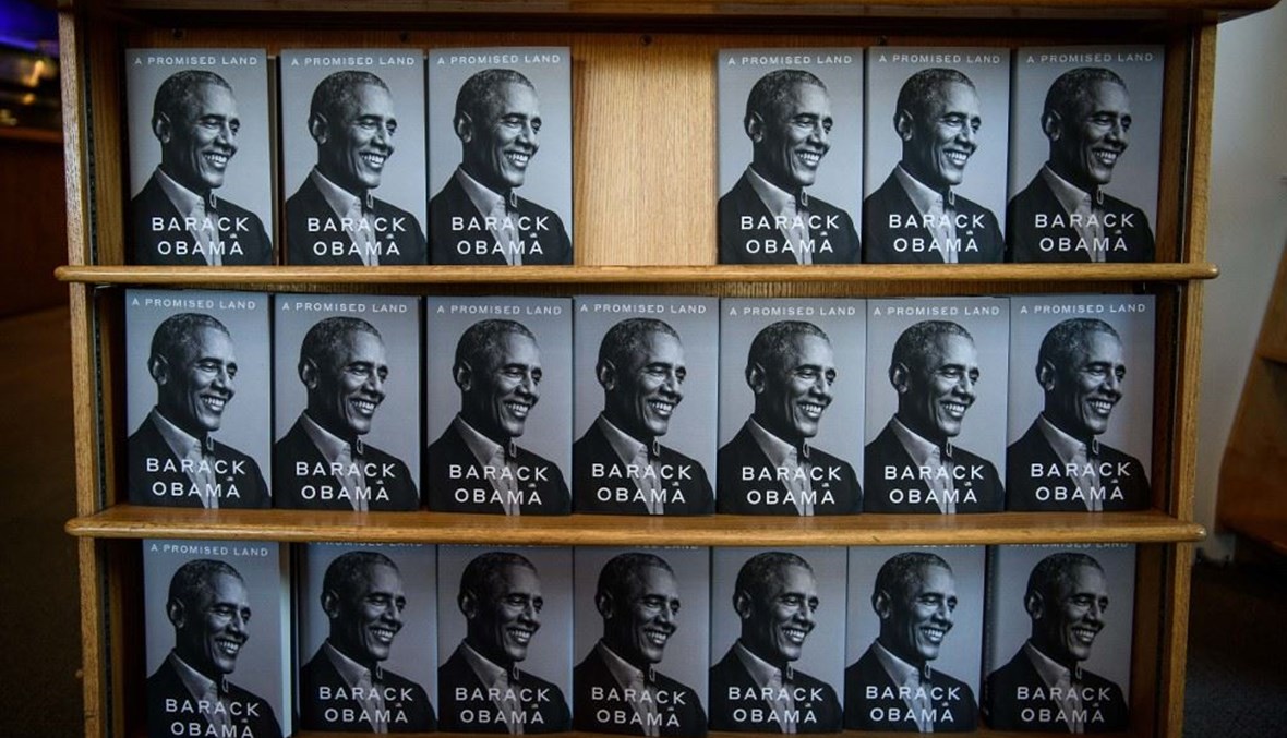 نشخ من المجلد الأول من كتاب الرئيس الاميركي السابق باراك أوباما "أرض الميعاد" في إحدى مكتبات واشنطن.   (أ ف ب)