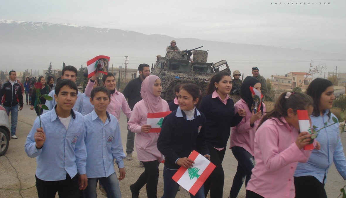 تلامذة عرسال يقدمون الورود الى عناصر الجيش اللبناني والجيش يحملهم الى ملالاته 