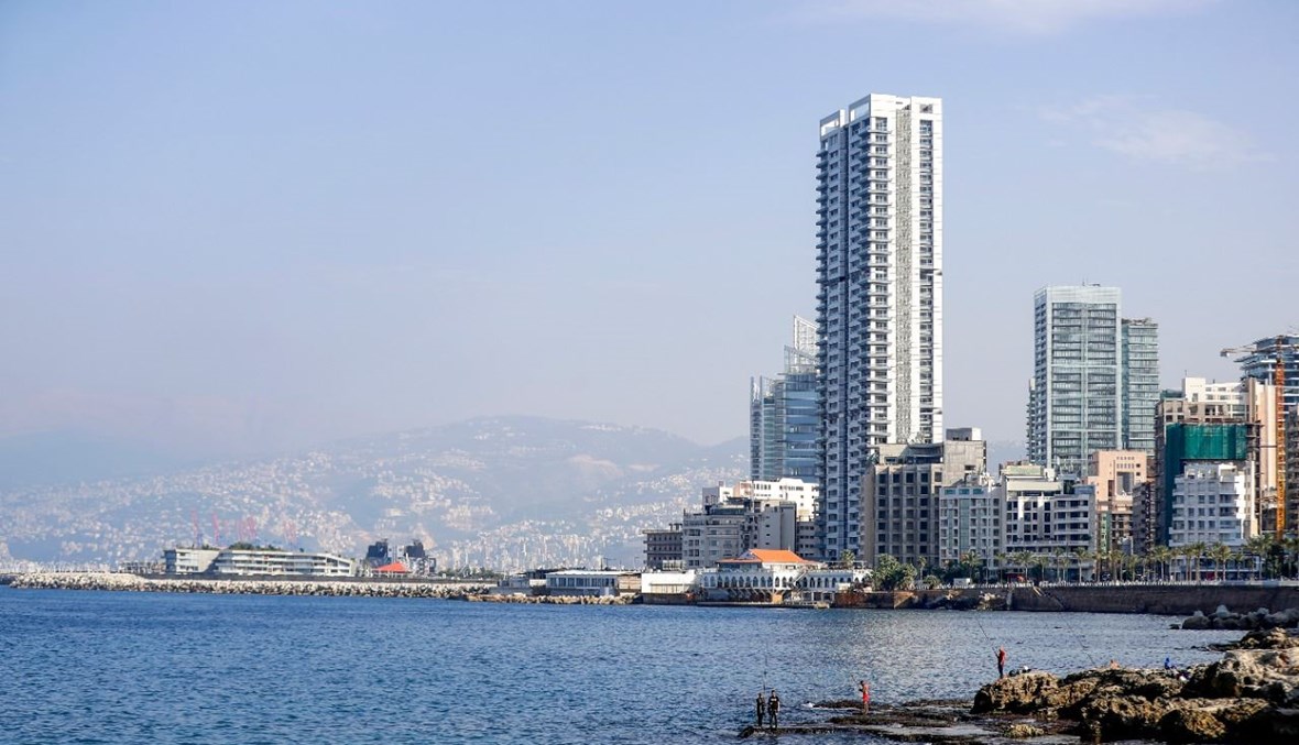 صيادون لبنانيون بالقرب من الكورنيش في بيروت (24 ت2 2020، أ ف ب). 