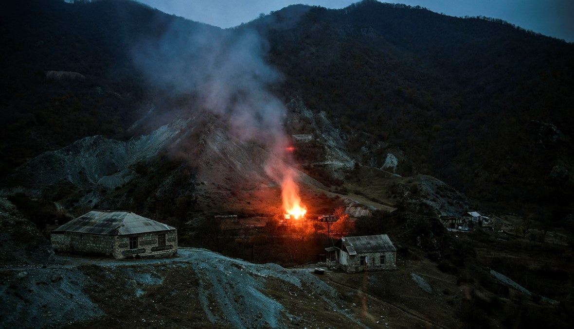 منزل يحترق في مقاطعة كالباجار (أ ف ب).