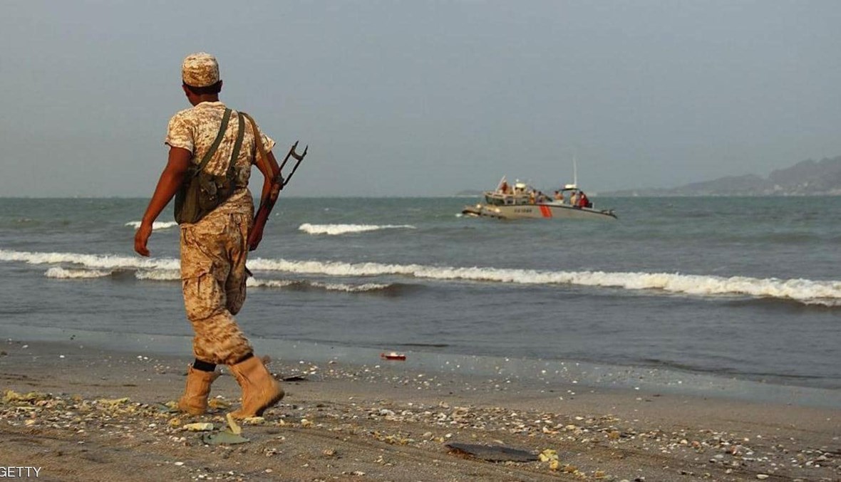 جندي يمني قبالة زورق للبحرية اليمنية المدعومة من التحالف العربي.
