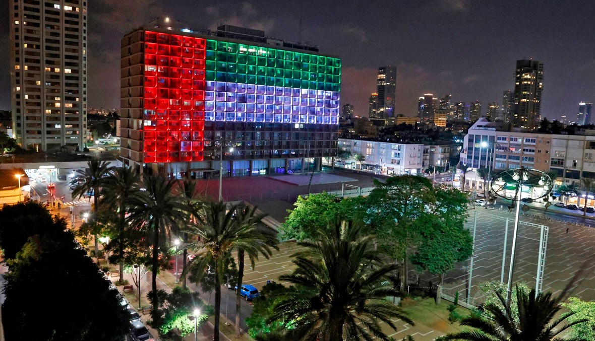  إضاءة مبنى بلدية تل أبيب بعلم الإمارات (أ ف ب).