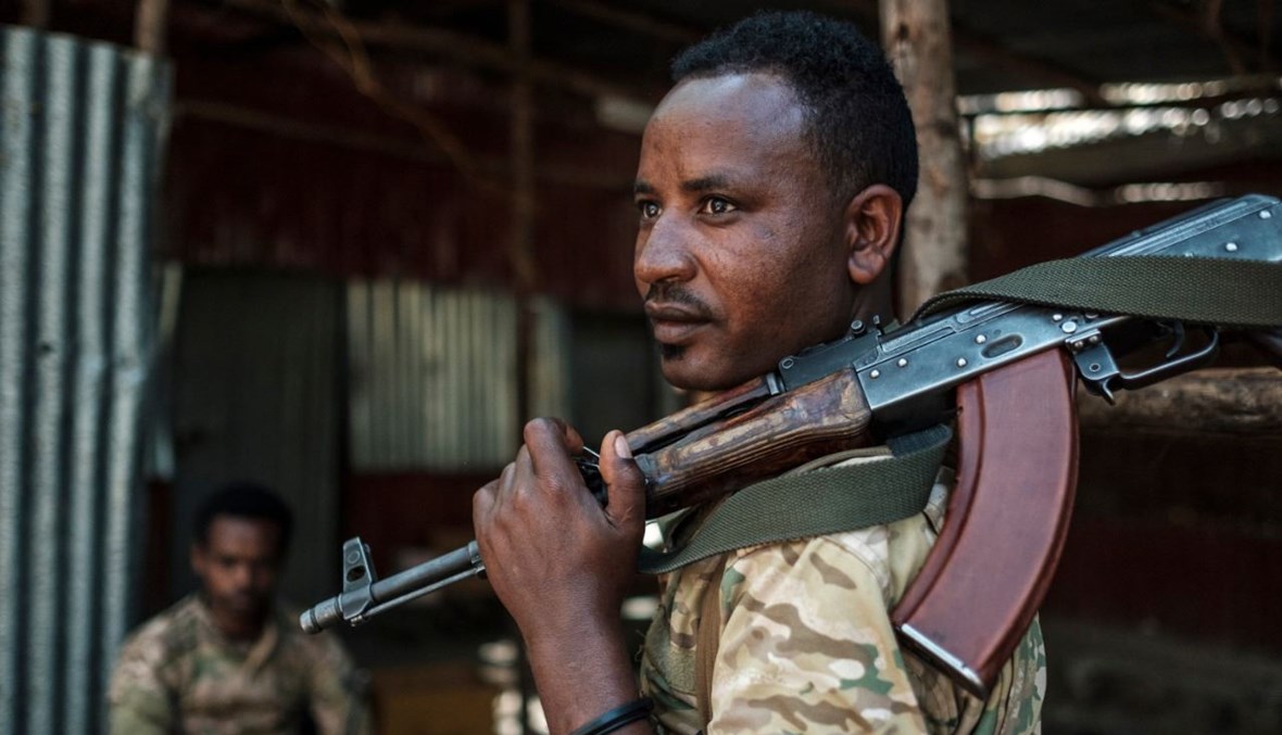 عنصر من القوات الخاصة الأمهرة يراقب بينما حمل بندقيته في دانشا بإثيوبيا (25 ت2 2020، أ ف ب). 