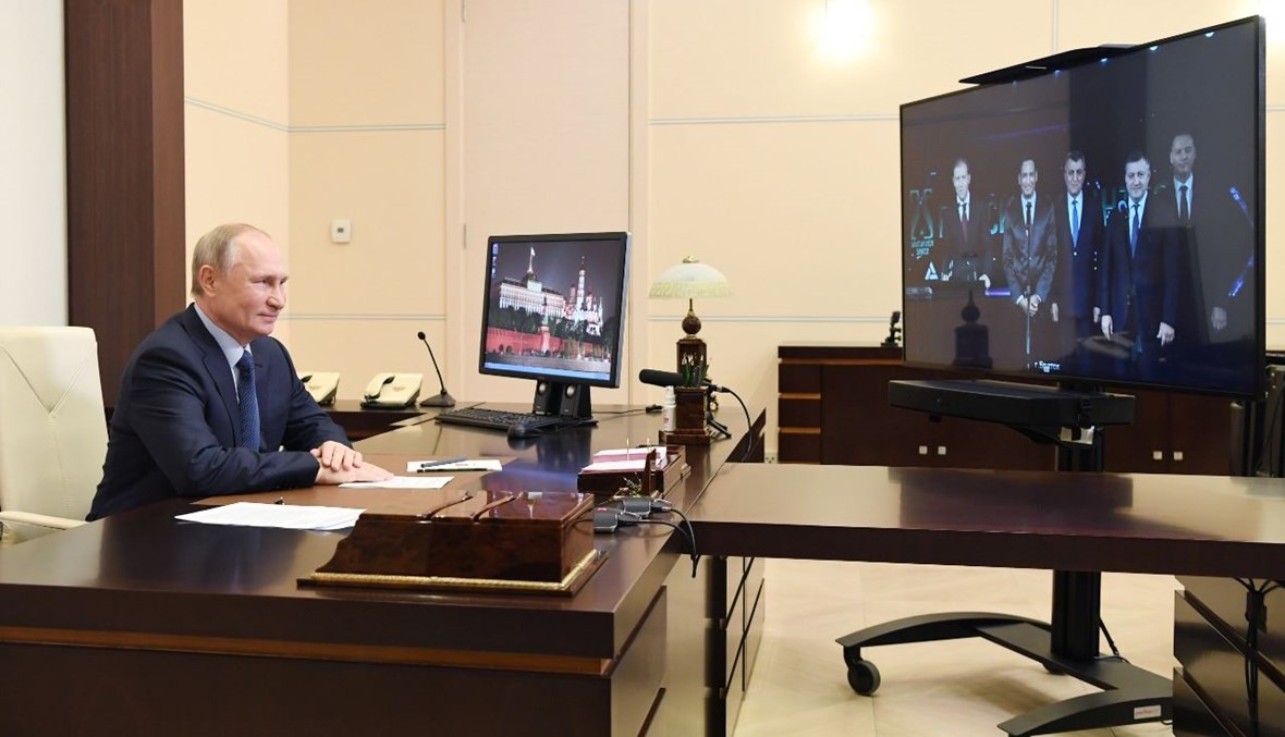 بوتين خلال الاحتفال بإطلاق قسم جديد لصناعة الادوية في مصنع براتسككيمسينتيز، عبر الفيديو في مقر الإقامة نوفو اوغاريوفو خارج موسكو (26 ت2 2020، أ ف ب).