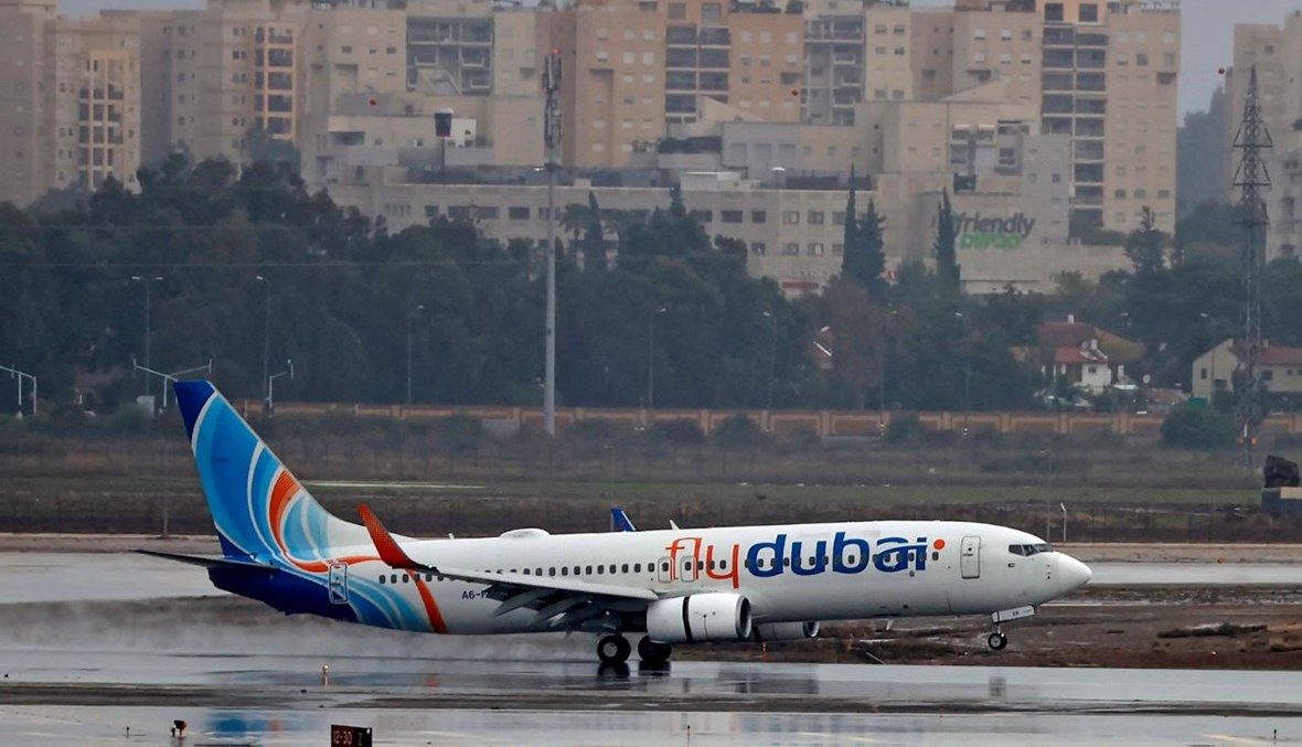 طائرة "فلاي دبي" لدى هبوطها في مطار بن غوريون بالقرب من تل أبيب (26 ت2 2020، أ ف ب). 