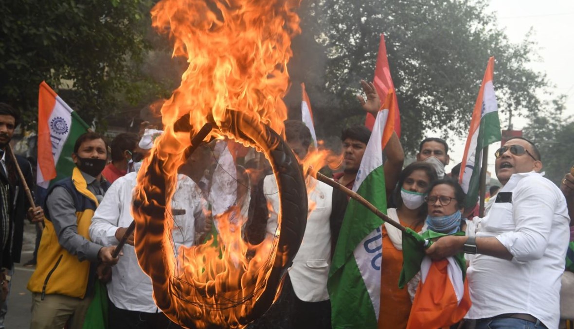 متظاهرون اشعلوا اطارا خلال إغلاق طريق في كولكاتا، خلال احتجاجات في الهند على سياسات العمل الجديدة (26 ت2 2020، أ ف ب). 
