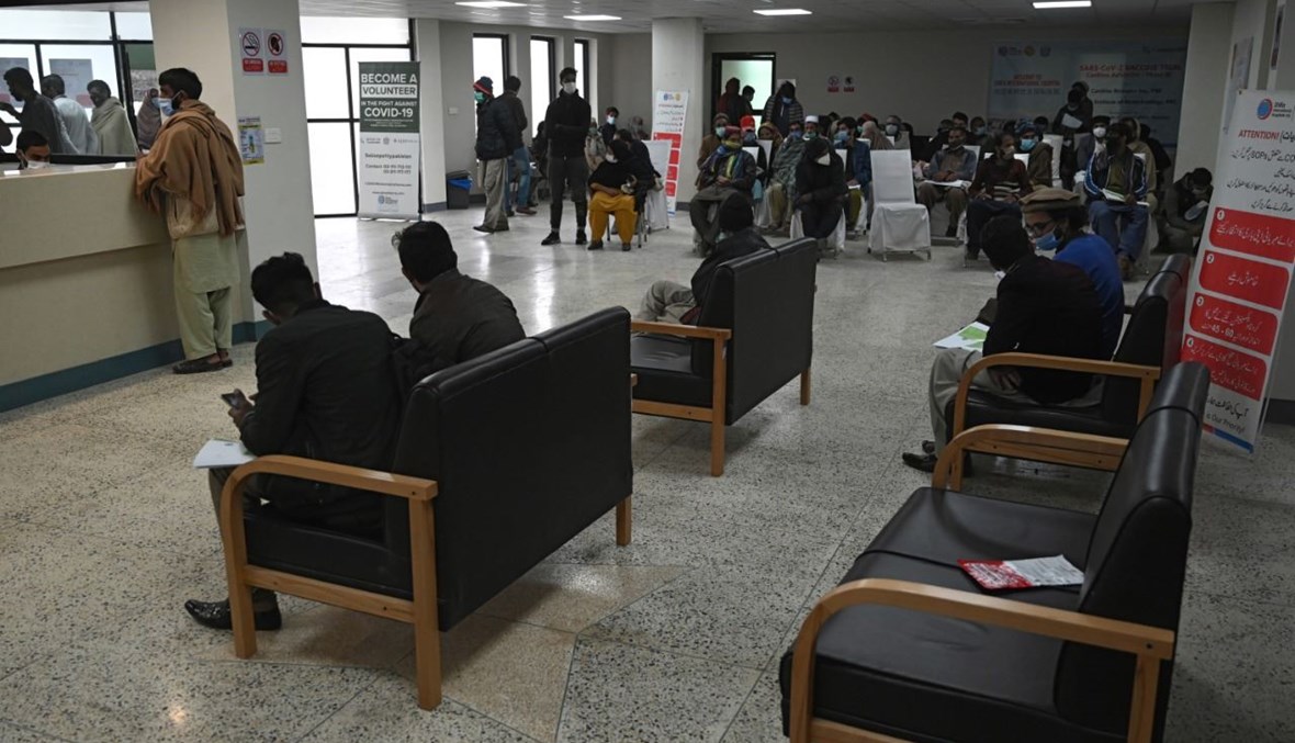متطوعون ينتظرون تطعيمهم في مستشفى في إسلام أباد (25 ت2 2020، أ ف ب). 