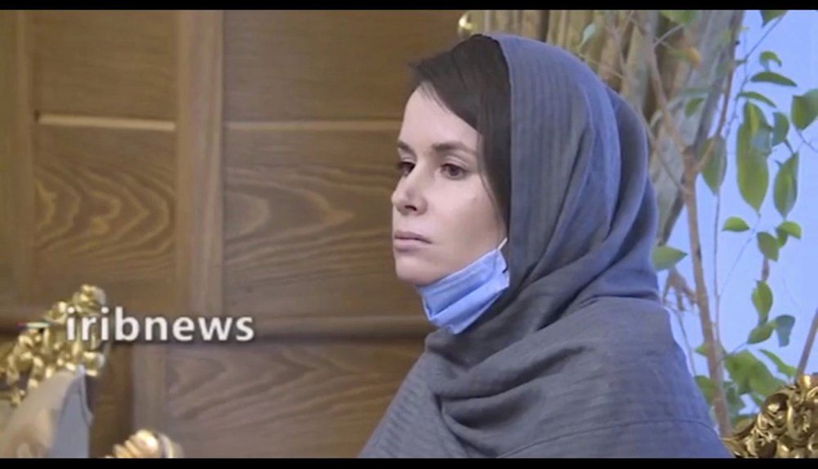 صورة عن التلفزيون الإيراني للباحثة الأوسترالية  كايلي مور-غيلبرت بعد الافراج عنها في طهران الاربعاء.   (أ ب)