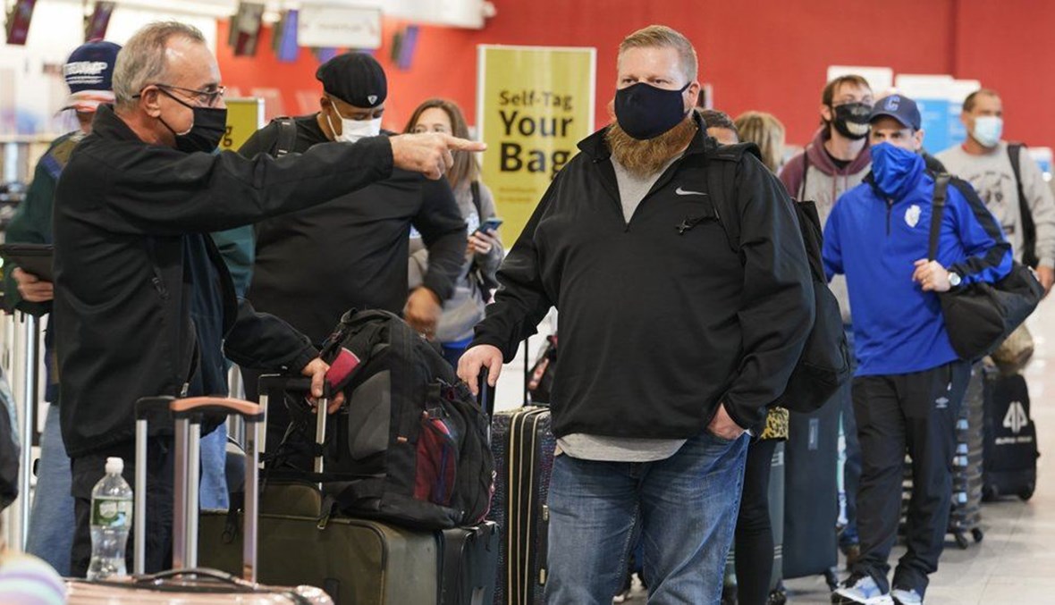 مسافرون ينتظرون الحصول على تذاكر في مطار كليفلاند هوبكنز الدولي بالولايات المتحدة الأربعاء.   (أ ب)