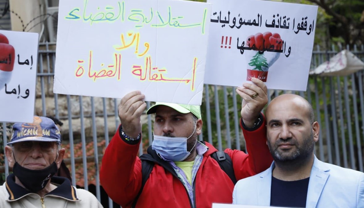 معتصمون امام قصر العدل في بيروت يطالبون بالحقيقة عبر قيام القضاء بواجباته وعدم تقاذف المسؤوليات. 