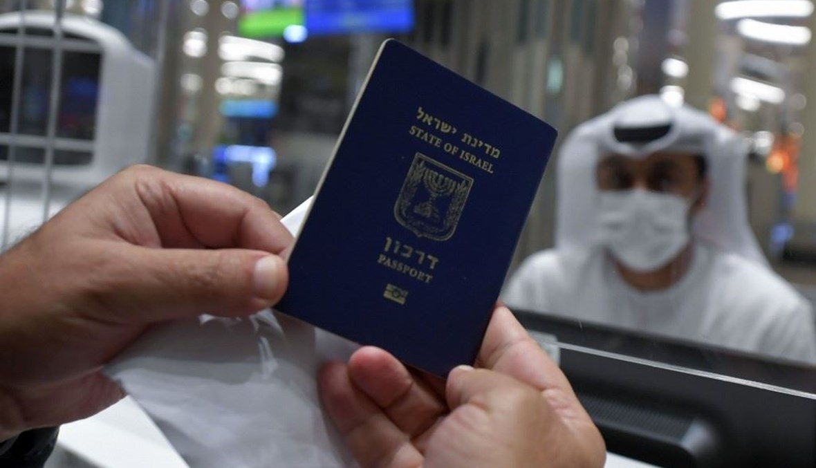 جواز سفر إسرائيلي في الإمارات (أ ف ب).