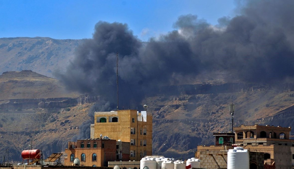 دخان يتصاعد من العاصمة اليمنية صنعاء في أعقاب غارة جوية للتحالف بقيادة السعودية (27 ت2 2020، أ ف ب). 