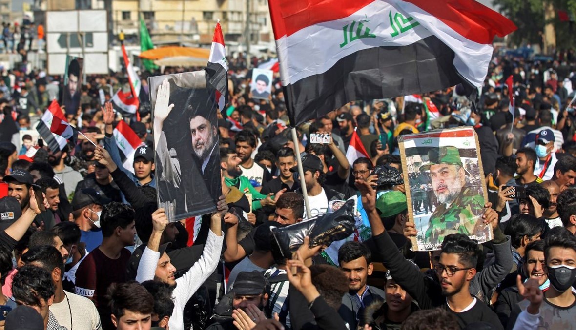 أنصار الصدر يتظاهرون في ساحة التحرير ببغداد (27 ت2 2020، أ ف ب). 