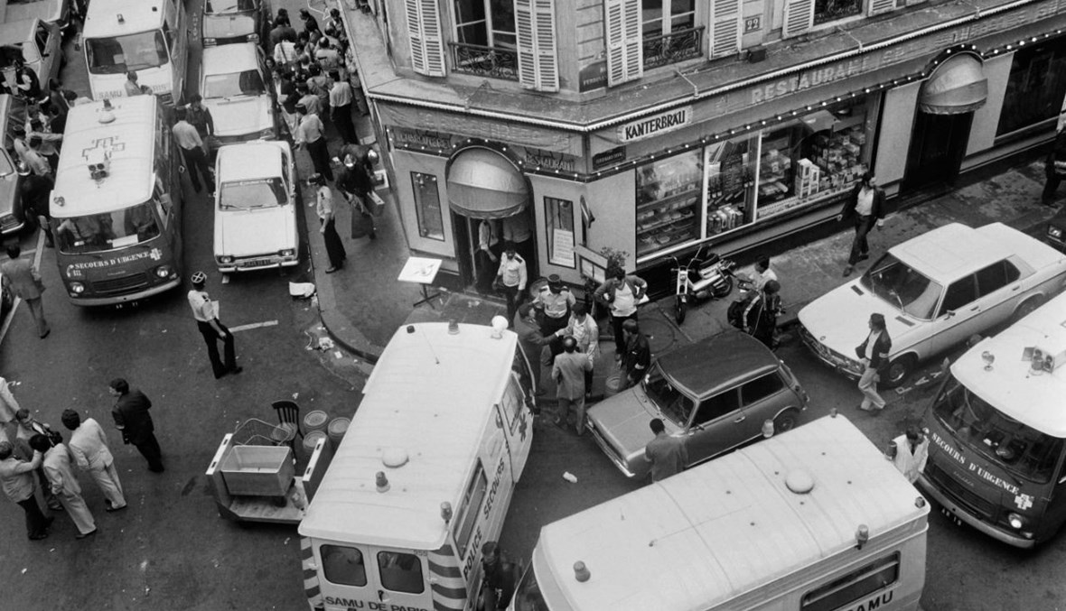 شرطيون ورجال انقاذ في شارع دي روزييه في باريس بعد الهجوم على المطعم اليهودي جو غولدنبرغ (9 آب 1982، أ ف ب). 