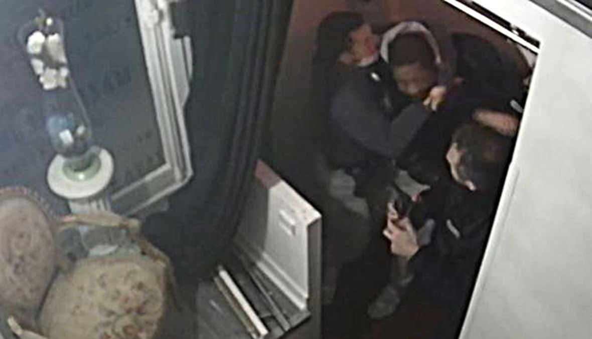 لقطة شاشة من فيديو يظهر فيه المنتج ميشال زيكلير يتعرض للضرب على يد شرطيين عند مدخل الاستوديو الخاص به في باريس (27 ت2 2020، أ ف ب). 