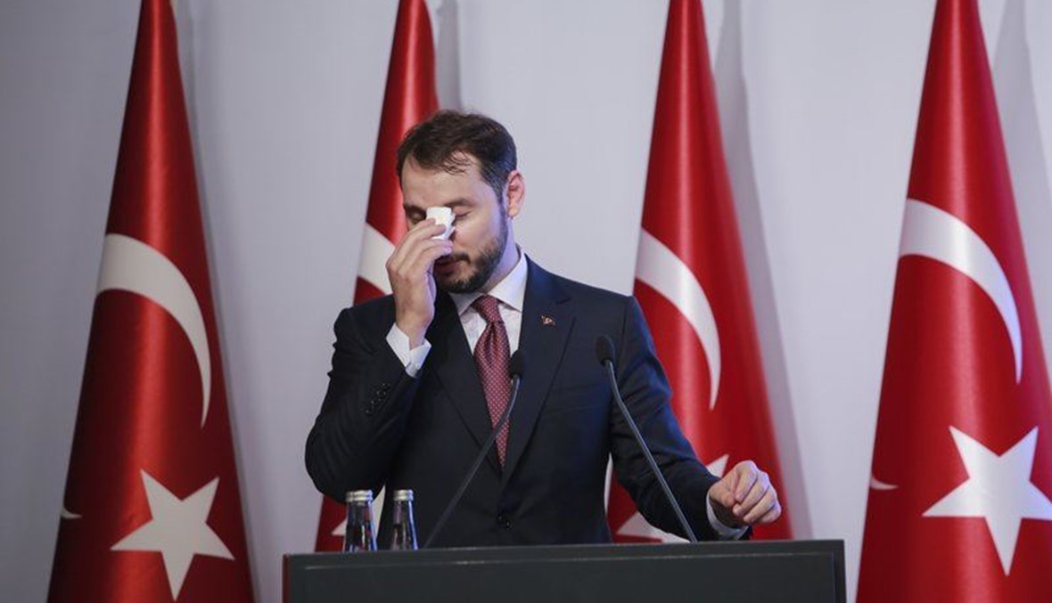 البيرق يمسح جبهته خلال مؤتمر من أجل تخفيف مخاوف المستثمرين بشأن السياسة الاقتصادية لتركيا ( 10 آب 2018، أ ب). 