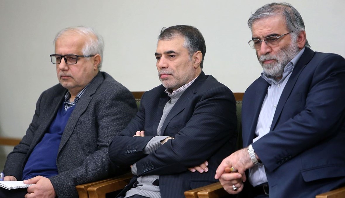 العالم الإيراني محسن فخري زاده (إلى اليمين) خلال لقاء مع المرشد الأعلى الإيراني (ليس في الصورة) في طهران في 23 كانون الثاني 2019 (أ ف ب). 
