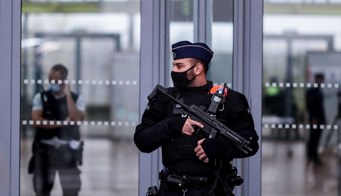 شرطي وقف عند مدخل محكمة أنتويرب في بلجيكا قبل بدء المحاكمة (27 ت2 2020، أ ف ب). 