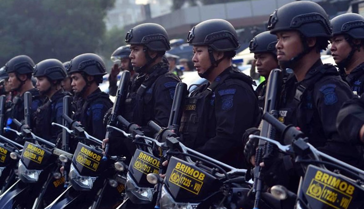 عناصر من الشرطة الإندونيسية (أ ف ب).