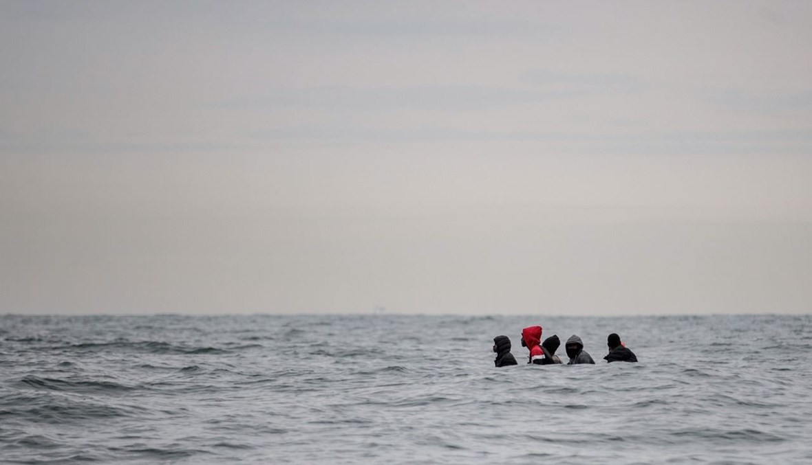 مهاجرون على متن قارب يبحر في مياه مضطربة بين سانغات وكاب بلان- ني في القناة الإنكليزية قبالة ساحل شمال فرنسا (27 آب 2020، أ ف ب). 