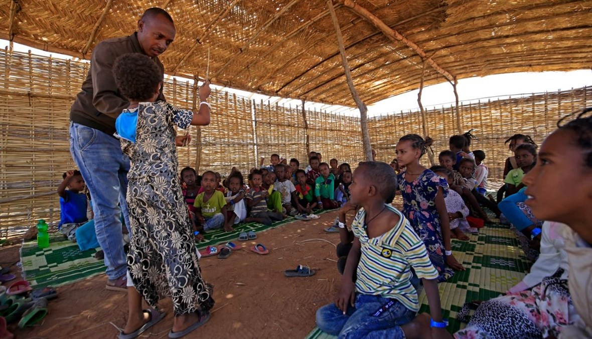 أطفال إثيوبيون يحضرون الدرس في مخيم أم الرقوبة في محافظة القضارف شرق السودان (28 ت2 2020، أ ف ب). 