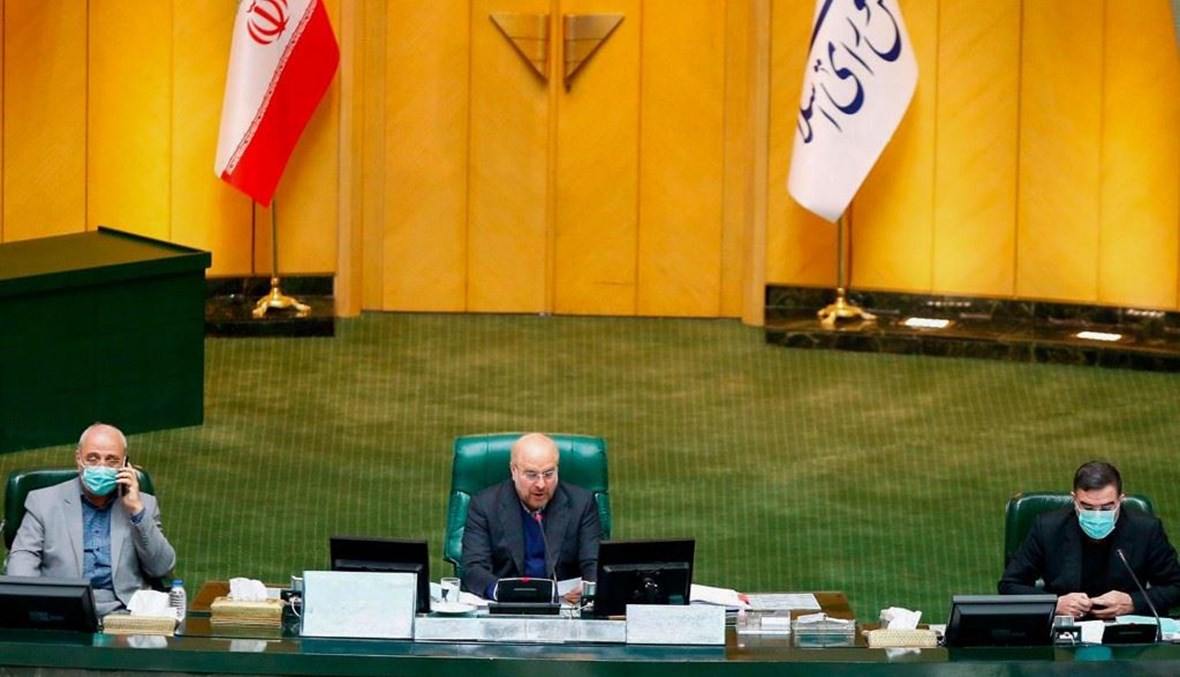 رئيس مجلس الشورى الايراني محمد باقر قاليباف –في الوسط- خلال جلسة مجلس الشورى الإيراني في طهران أمس.   (أ ف ب)