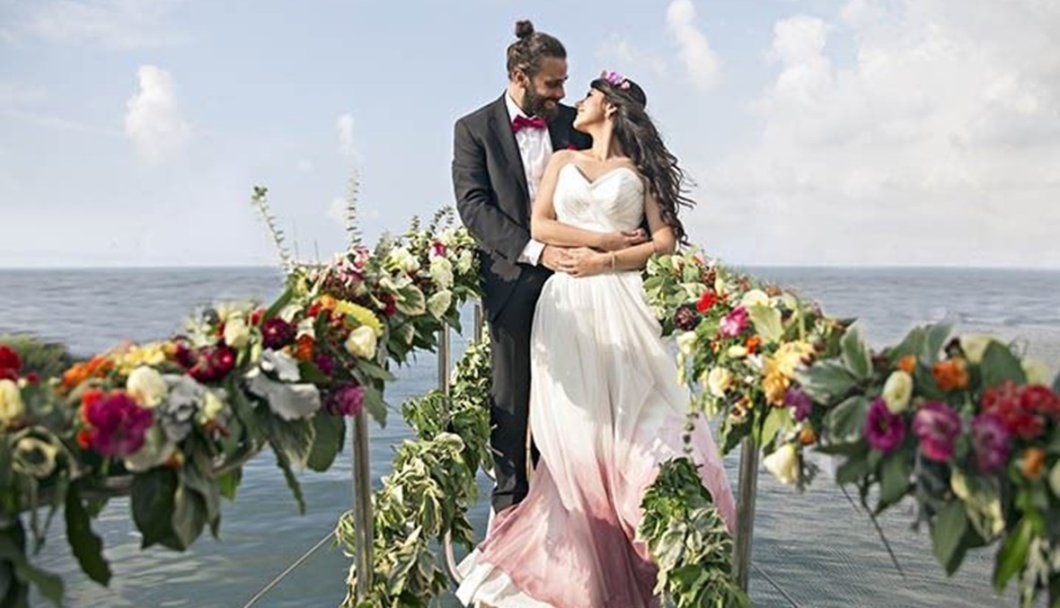 صورة تعبيرية لطقوس زواج مدني رمزي في المياه الاقليمية.