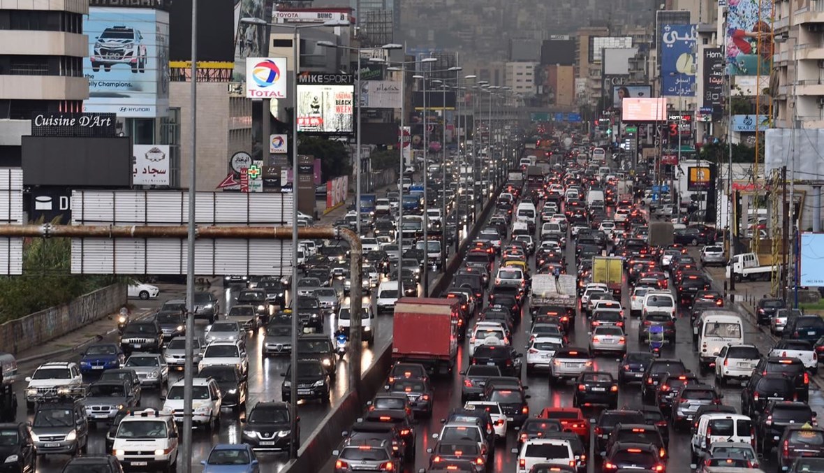 المشهد نفسه يتكرر... مواطنون عالقون بسياراتهم وطرق غارقة بالمياه (صور - فيديو)